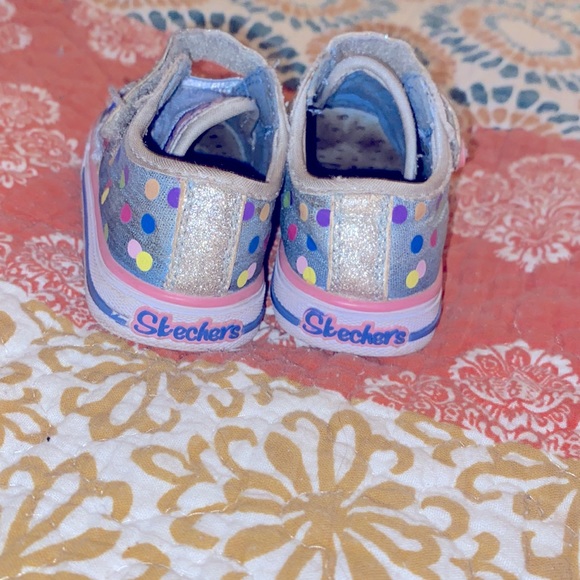 Toddlers tennis shoes, size 5. - Picture 3 of 4